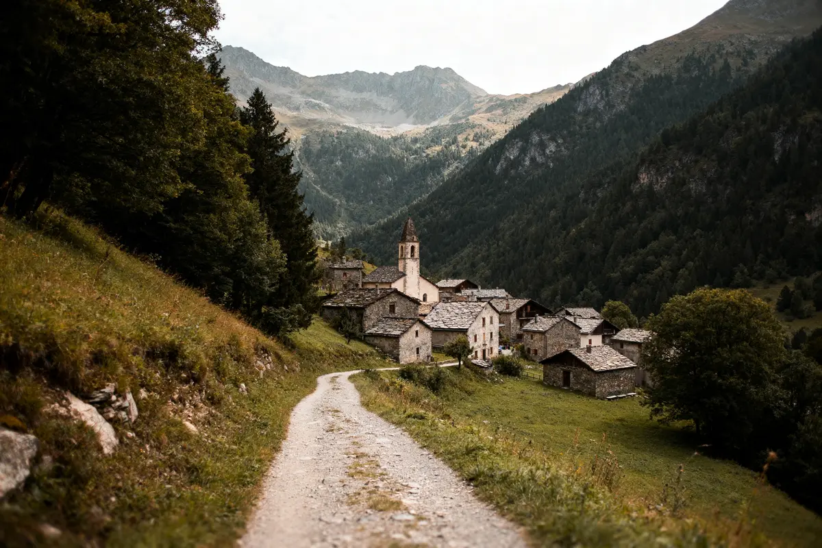 Petit village pittoresque dans la vallée montagneuse du Camino Primitivo avec chemin sinueux