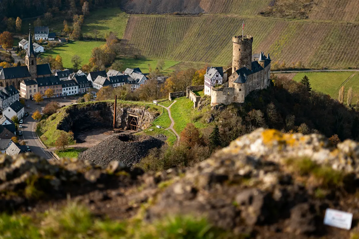 Vue aérienne d'un château médiéval et village environnant à Kretz Germany en automne