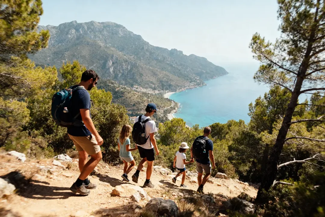 Groupe randonnée en montagne avec vue mer cafnice voyages aventure nature paysages magnifiques