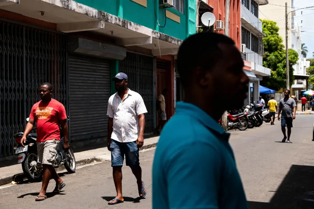 Des hommes marchent dans une rue paisible de l'île Maurice endroits à éviter