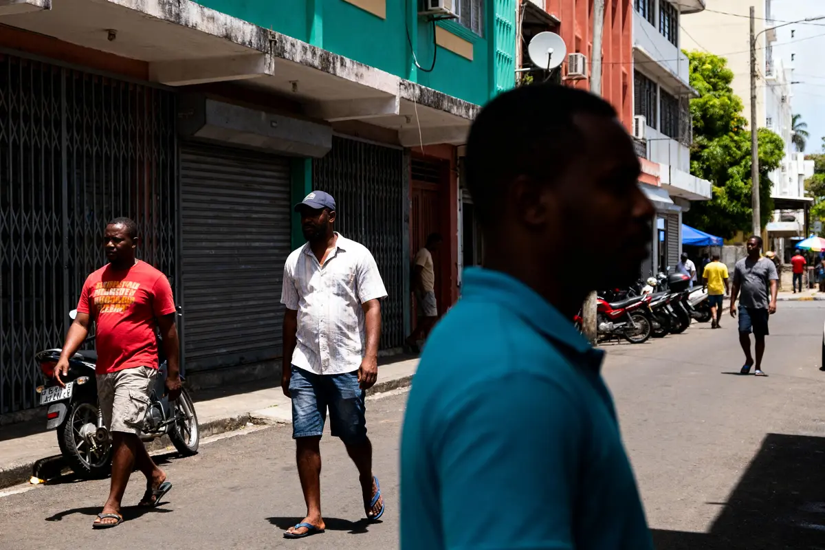 Des hommes marchent dans une rue paisible de l'île Maurice endroits à éviter