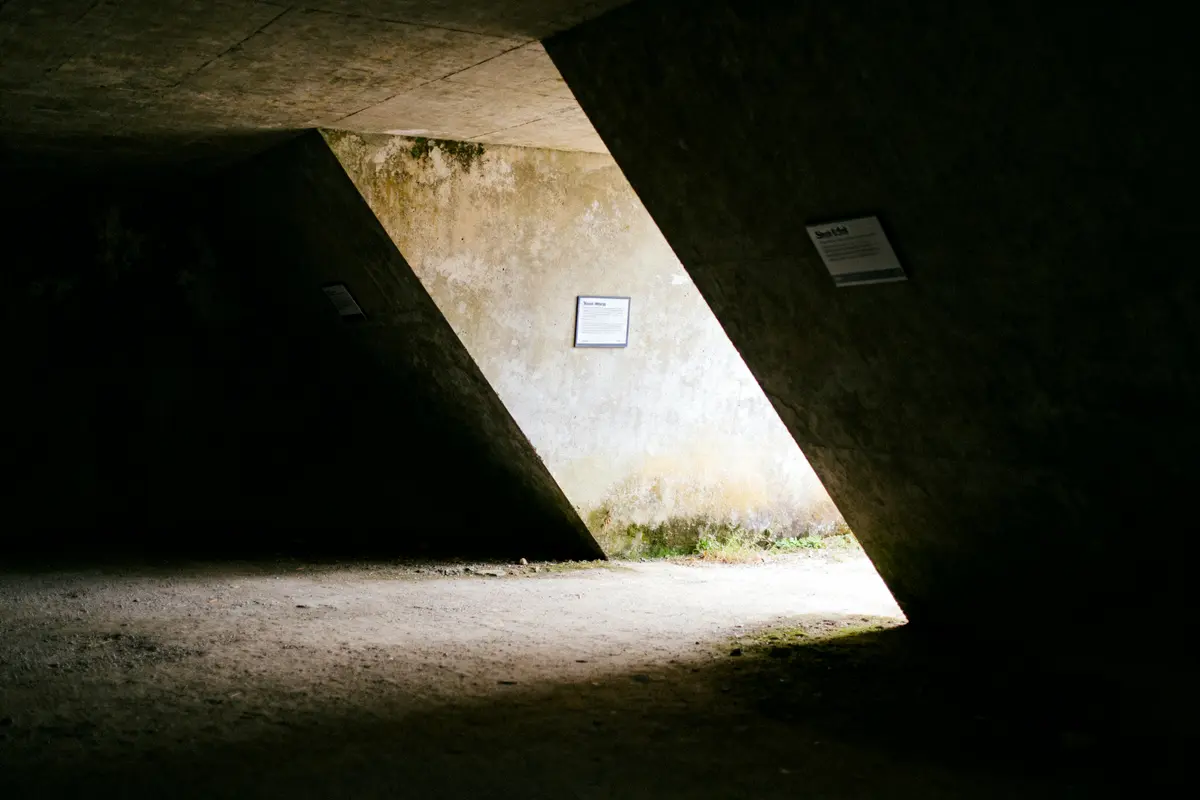 Mur en béton angulaire éclairé par la lumière naturelle reflétant l'énergie sha chi