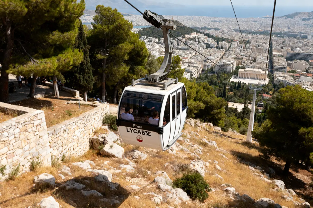 Cabine du téléphérique du Lycabette avec vue sur Athènes et la mer Égée