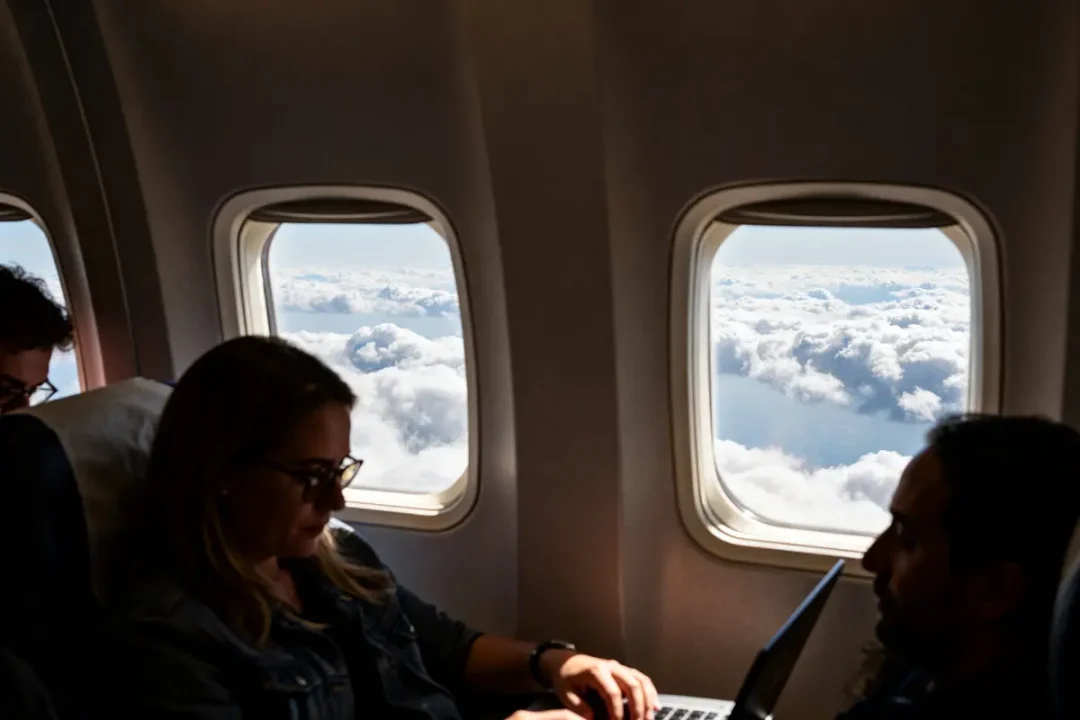 Passagers dans un avion survolant les nuages pendant le temps de vol Tokyo Paris
