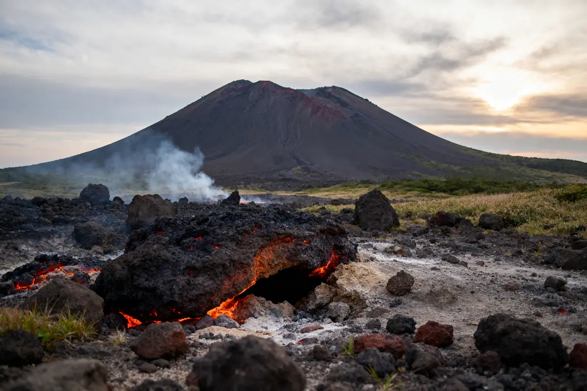 Vue spectaculaire du volcan jap Hokkaido avec coulée de lave et fumée à l'avant-plan